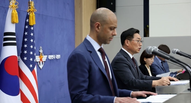 조창래(오른쪽) 국방부 국방정책실장과 비핀 나랑 미국 국방부 우주정책수석차관보가 10일 오후 서울 용산구 국방부 브리핑룸에서 3차 한미 핵그룹협의(NCG) 공동기자회견을 하고 있다.(사진=뉴시스 제공)