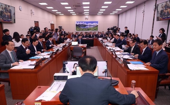 김석기 국회 외교통일위원장이 지난 7월 17일 오후 서울 여의도 국회에서 열린 외교통일위원회 전체회의에서 의사봉을 두드리고 있다. (사진=뉴시스 제공)