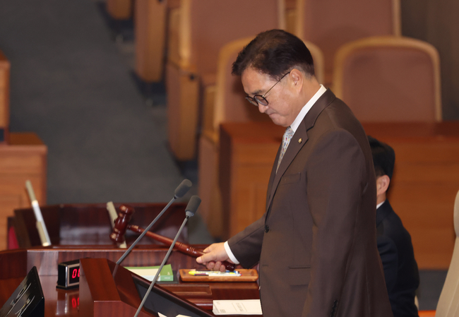 우원식 국회 의장이 2일 서울 여의도 국회에서 열린 제418회 국회(정기회) 제14차 본회의에서 의사봉을 두드리고 있다.(사진=뉴시스 제공)