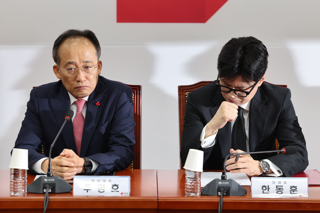 한동훈 국민의힘 대표와 추경호 원내대표가 5일 오전 서울 여의도 국회에서 열린 최고위원회의에서 생각에 잠겨 있다.(사진=뉴시스 제공)