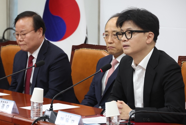 한동훈 국민의힘 대표가 6일 오전 서울 여의도 국회에서 열린 긴급 최고위원회의에서 발언을 하고 있다.(사진=뉴시스 제공)