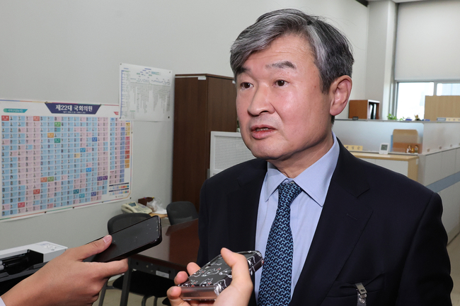  조태용 국가정보원장이 6일 오후 서울 여의도 국회에서 신성범 정보위원장을 면담하고 나와 취재진 질문에 답변하고 있다. (사진=뉴시스 제공)