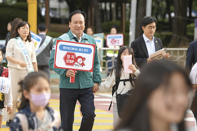 지난 9월 25일 이권재 오산시장이 ‘아이 먼저’ 어린이 교통안전 캠페인에 동참 하고있다. 