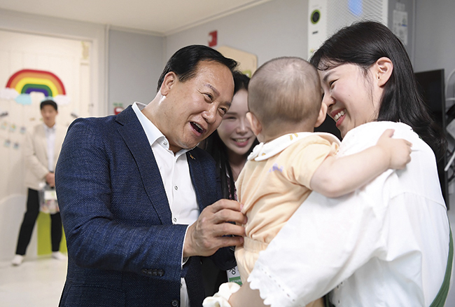 지난 8월 관내 어린이집 방문 현장.