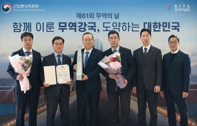 건강기능식품 전문 제조기업 ㈜한미양행이 지난 5일 열린 ‘제61회 무역의 날’ 기념식에서 ‘500만불 수출의 탑’과 ‘산업통상자원부 장관상 표창’을 동시 수상했다.(사진=㈜한미양행 제공)