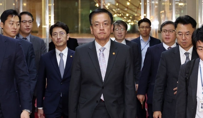 최상목 경제부총리 겸 기획재정부 장관이 9일 오전 서울 여의도 국회에서 우원식 국회의장을 면담하기 위해 의장실로 향하고 있다.(사진=뉴시스 제공)