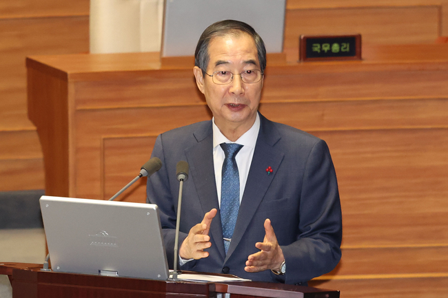 11일 오후 국회에서 열린 제419회국회(임시회) 제1차 본회의 윤석열 대통령 위헌적 비상계엄 선포 내란행위 관련 긴급현안질문에서 한덕수 국무총리가 의원질의에 답하고 있다. (사진=뉴시스 제공)
