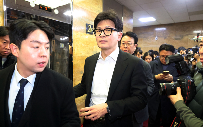  한동훈 국민의힘 대표가 14일 서울 여의도 국회 당 대표실에서 나와 의원총회장으로 이동하고 있다.(사진=뉴시스 제공)