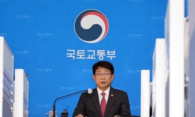  박상우 국토교통부 장관이 18일 세종시 정부세종청사에서 열린 기자간담회에서 부동산 현안에 대한 질문에 답변하고 있다.(사진=뉴시스 제공)