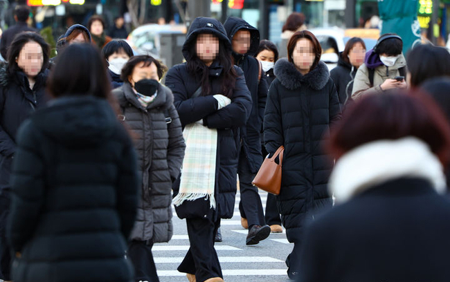 지난 18일 오전 서울 종로구 세종대로 사거리에서 두꺼운 외투를 입은 시민들이 발걸음을 재촉하고 있다. (사진=뉴시스 제공)