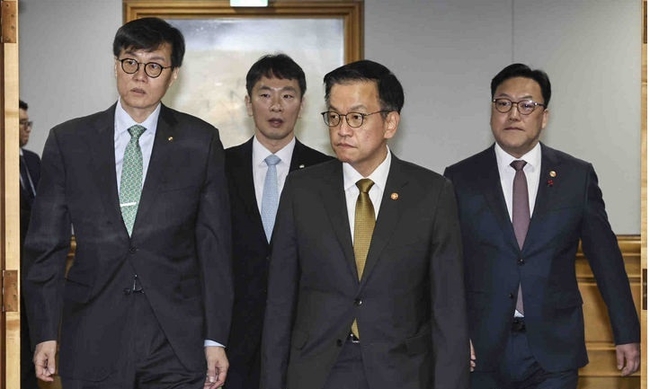  최상목 경제부총리 겸 기획재정부 장관과 참석자들이 19일 오전 서울 중구 은행회관 중회의실에서 열린 긴급 거시경제금융회의에서 기념촬영을 하고 있다. 왼쪽부터 이창용 한국은행 총재, 이복현 금융감독원, 최상목 경제부총리 겸 기획재정부장관, 김병환 금융위원회 위원장(사진=뉴시스 제공)
