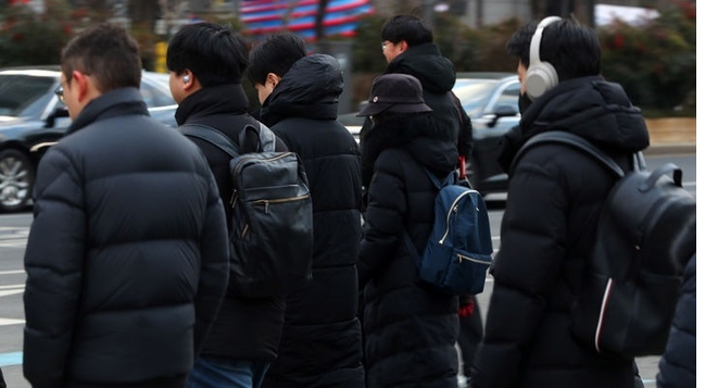 아침 기온이 영하 10도 내외로 떨어지며 추운 날씨를 보인 23일 서울 종로구 광화문네거리에 두꺼운 옷차림을 한 시민들이 이동하고 있다. (사진=뉴시스 제공)