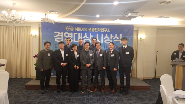 26일 경기도 안양 인덕원 어반호텔에서 열린 히든기업경영전략연구소 '2024 경영대상' 시상식에서 수상한 기업들이 기념촬영을 하고 있다.(사진=시사뉴스)