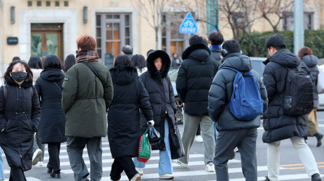 아침 기온이 영하권으로 떨어지며 추운 날씨를 보인 27일 오전 서울 종로구 광화문네거리에 두꺼운 옷차림을 한 시민들이 이동하고 있다. (사진=뉴시스 제공)