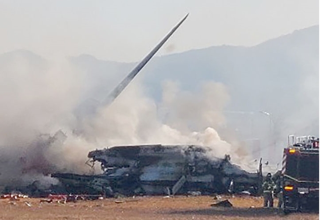 29일 오전 9시 7분께 전남 무안군 망운면 무안국제공항 활주로에서 방콕발 무안행 제주항공 여객기가 착륙 과정에 불시착, 항공·소방 당국이 불을 끄고 있다(사진=뉴시스 제공)