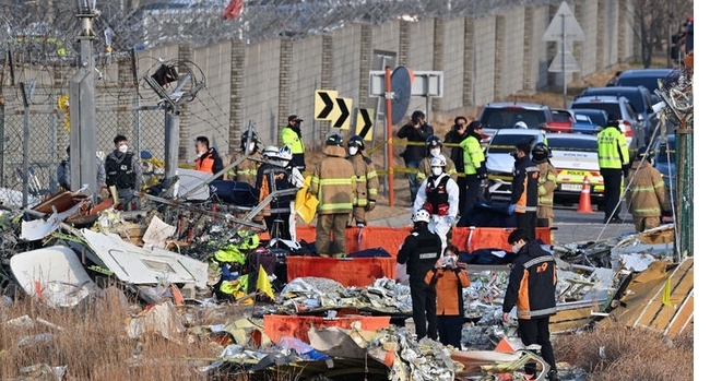  제주항공 소속 여객기 착륙 도중 충돌 사고가 발생한 29일 오후 전남 무안국제공항 사고현장 주변에서 소방 당국이 여객기 잔해물을 확인하고 있다. (사진=뉴시스 제공)
