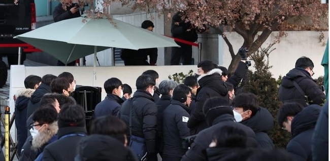 공수처 수사관들이 3일 오전 서울 용산구 윤석열 대통령 관저 앞에서 체포영장 집행을 하기 위해 관저로 향하고 있다.(사진=뉴시스 제공)