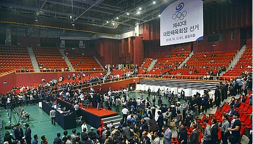  제40대 대한체육회장 선거가 열린 지난 2016년 10월 5일 서울 송파구 올림픽홀에서 선거인단이 투표를 하고 있다.(사진=뉴시스 제공)