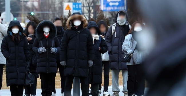 서울의 아침 기온이 영하 12도까지 떨어지는 등 전국 대부분 지역에 한파 특보가 내려진 10일 서울 종로구 세종대로사거리에서 시민들이 두꺼운 옷을 입고 보행신호를 기다리고 있다.(사진=뉴시스 제공)
