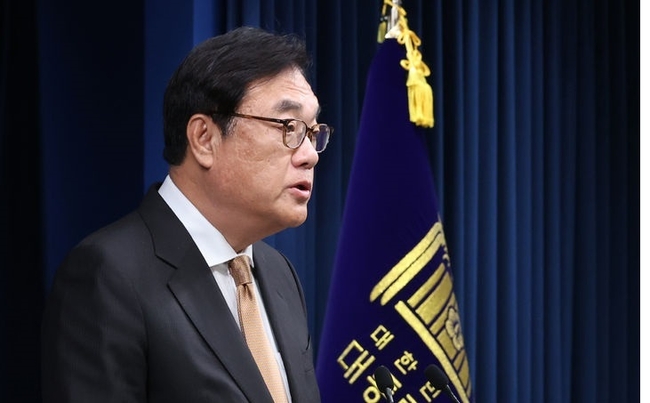정진석 대통령 비서실장이 지난 5일 서울 용산 대통령실에서 윤석열 대통령의 김용현 국방부 장관 사의 수용과 최병혁 주사우디아라비라대사를 국방부 장관에 지명하는 인사 브리핑을 하고 있다.(사진=뉴시스 제공)