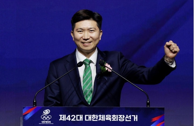 제42대 대한체육회장으로 당선된 유승민이 지난 14일 서울 송파구 올림픽공원 올림픽홀에서 열린 제42대 대한체육회장선거에서 소감을 밝히기 앞서 인사하고 있다(사진=뉴시스 제공)