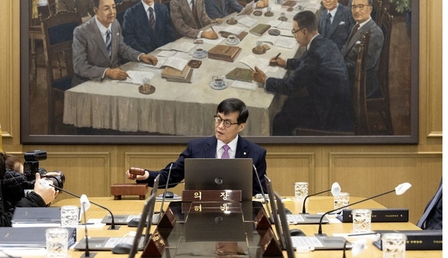  이창용 한국은행 총재가 16일 오전 서울 중구 한국은행에서 열린 금융통화위원회에서 의사봉을 두드리고 있다.(사진=뉴시스 제공)