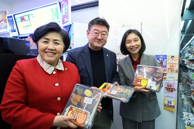 도시락 고른 김영옥 보건복지위원장(왼쪽), 박상혁 교육위원장(가운데), 최호정 의장(오른쪽)./(사진=서울시의회 제공)