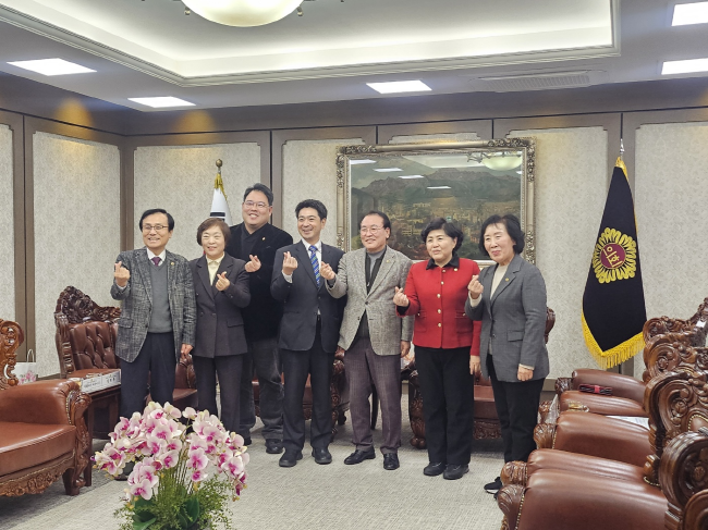 서울특별시의회 이종환 부의장은 지난 12일 일본 아이치현 미요시시 오야마 타스쿠 시장을 접견했다.(사진=서울시의회 제공)
