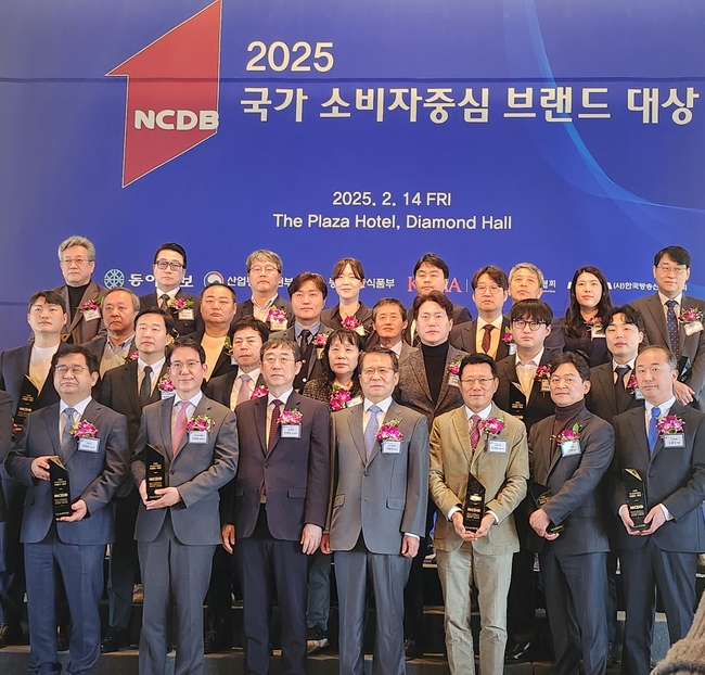 천안시는 14일 서울 더플라자호텔에서 열린 ‘2025 제12회 국가 소비자 중심 브랜드 대상’ 시상식에서 농특산물 공동브랜드 부문 대상을 수상했다. (사진=천안시 제공)