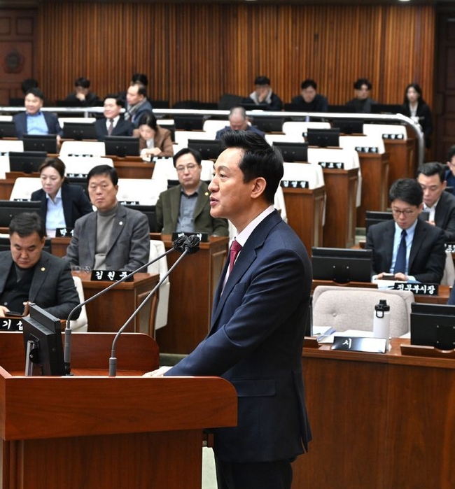 오세훈 서울시장이 2.21.(금) 제328회 서울시의회 임시회 본회의에 참석해 시정질문에 답변하고 있다.. (사진=서울시 제공)