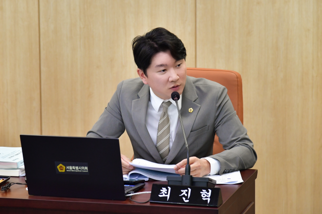 질의 중인 최진혁 의원(사진=서울시의회 제공)