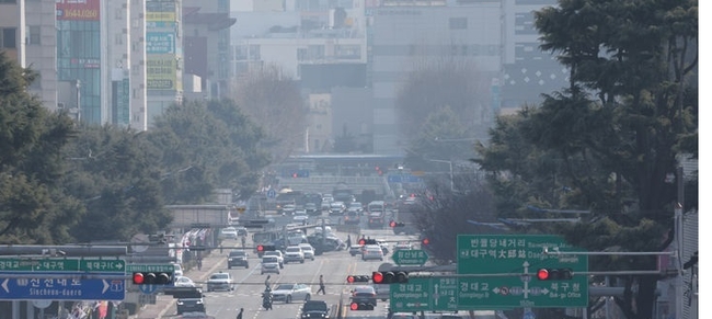 대구지역 초미세먼지 농도가 ‘나쁨’ 수준을 보인 26일 대구 북구 산격동에서 바라본 도심이 뿌옇게 보이고 있다.(사진=뉴시스 제공)
