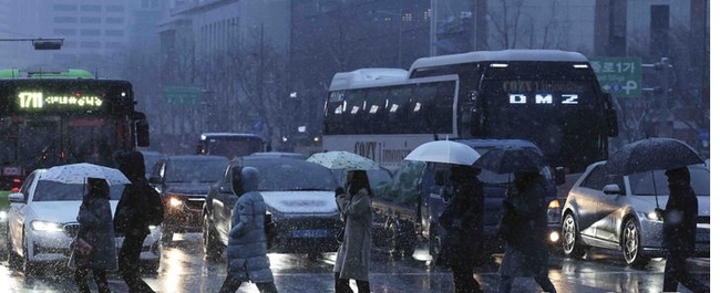 서울 지역에 눈이 내리는 지난 12일 오전 서울 종로구 세종대로 인근에서 시민들이 출근길에 나서고 있다. (사진=뉴시스 제공)