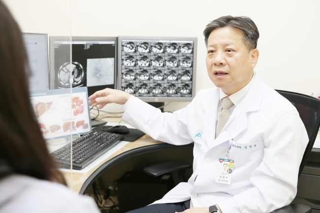 <strong> 서울아산병원 소화기내과 임영석 교수가 만성 B형간염 환자를 진료하고 있다. (사진=서울아산병원 제공)</strong>