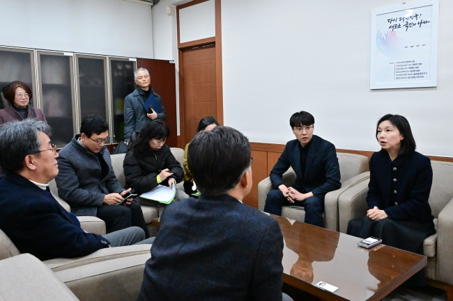 북성초등학교를 긴급 방문해 회의 중인 최호정 의장(사진=서울시의회 제공)