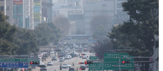 대구지역 초미세먼지 농도가 ‘나쁨’ 수준을 보인 26일 대구 북구 산격동에서 바라본 도심이 뿌옇게 보이고 있다.(사진=뉴시스 제공)