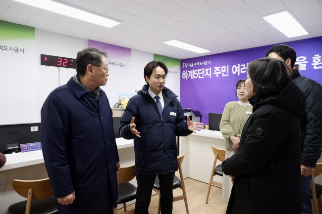<strong>이주안심종합센터를 찾은 서준오 시의원(좌측에서 두 번째)과 황상하 사장.(사진=서울시의회 제공)</strong>