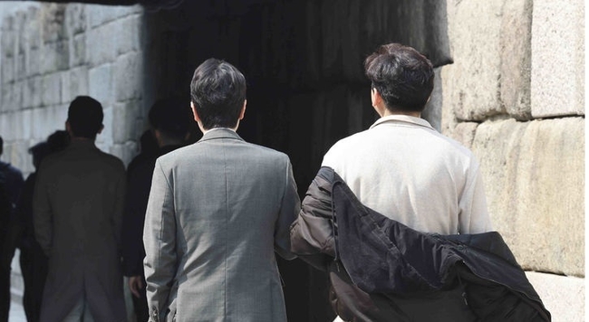 완연한 봄 날씨를 보인 지난 10일 서울 종로구 청계천 인근에서 직장인들이 점심시간을 맞아 산책을 하고 있다.(사진=뉴시스 제공)