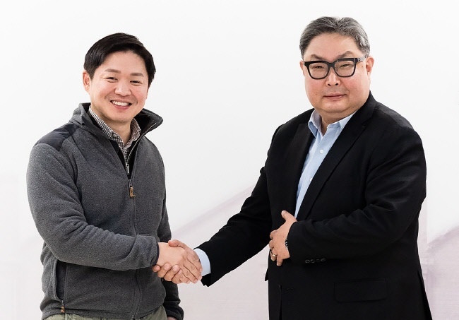 SK네트웍스와 퀄컴 테크날러지스는 상호 시너지를 위한 방안을 논의해왔으며, SK네트웍스의 다양한 사업 영역에서 협력을 추진하기로 했다. 지난해 12월 삼일빌딩에서 양사 협력 방안을 이야기하는 자리에서 최성환 SK네트웍스 사업총괄 사장(왼쪽), 권오형 퀄컴 아태지역 총괄 사장 겸 본사 수석 부사장이 악수하고 있는 모습.(사진=SK네트웍스 제공)
