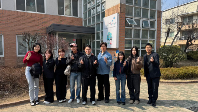 서울시의회 송경택 의원은 3월 10일(월), 사회봉사에 뜻을 같이하는 지인들과 함께 강서구 소재 지온보육원을 찾아 부모 없는 어려운 환경에서도 건강하고 밝게 자라는 아이들을 돕고 함께 놀아주는 활동에 참여했다.(사진=서울시의회 제공)