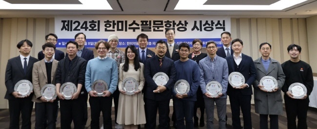 지난 8일 한미약품 본사에서 열린 ‘제24회 한미수필문학상’ 시상식에서 수상자들이 상패를 들고 기념촬영을 하고 있다.(사진=한미약품 제공)