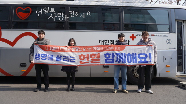 <strong>한세예스24그룹 계열사 임직원들이 지난 7일 여의도 일신빌딩 인근에 마련된 이동식 헌혈버스에서 헌혈 캠페인에 참여하고 있다.(사진=</strong>한세예스24그룹 제공)