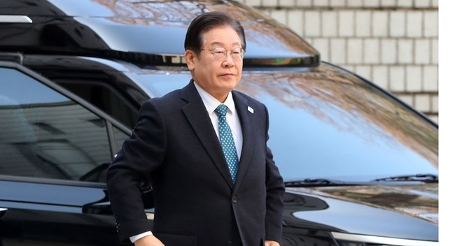 이재명 더불어민주당 대표가 11일 오전 서울 서초구 서울중앙지방법원에서 열린 '대장동 배임 및 성남FC 뇌물 의혹' 관련 특정범죄가중처벌등에관한법률위반 공판에 출석하고 있다. (사진=뉴시스 제공)