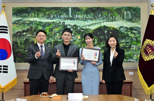 서울시의회 표창 받은 김경욱과 사유리. (사진=서울시의회 제공)