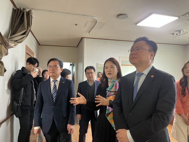 조규홍 보건복지부 장관이 17일 천안시 장애인복지시설 등대의집을 방문해 종사자를 격려하고 있다. (사진=천안시 제공)<br>