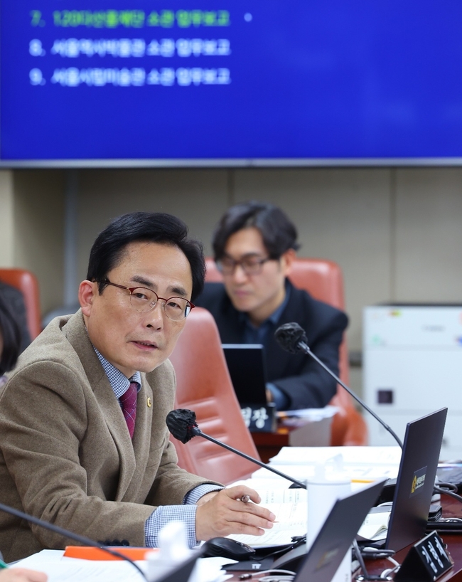 김형재 시의원이 지난 2월 25일 서울시의회 임시회 문화체육관광위원회에서 서울시립박물관장에게 어린이박물관 건립 추진실태에 대해 질의하고 있다.(사진=서울시의회 제공)
