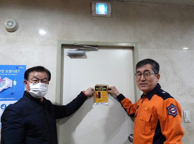 안기승 용인소방서장의 특별 추진정책으로 방화문 닫기 홍보 스티커 전격 배부에 나섰다.(사진=용인소방서 제공)