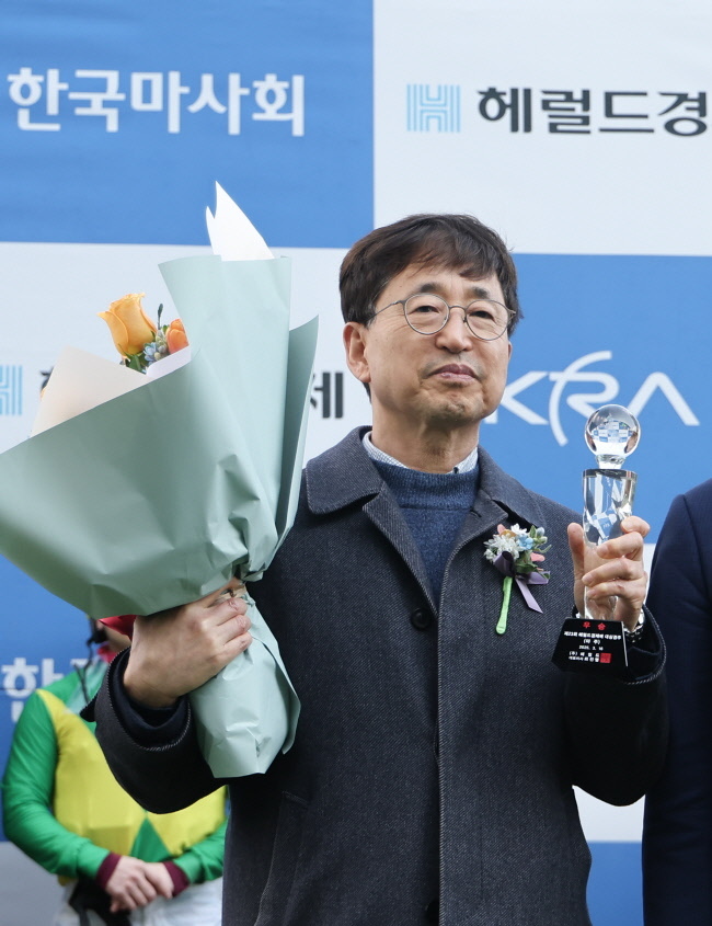 <strong>2025년 3월 16일 헤럴드경제배 우승한 이종훈 마주(사진=한국마사회 제공)</strong>