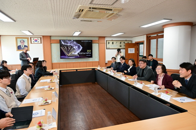 광운인공지능고 학생 학부모와 간담회 중인 최호정 의장(사진=서울시의회 제공)