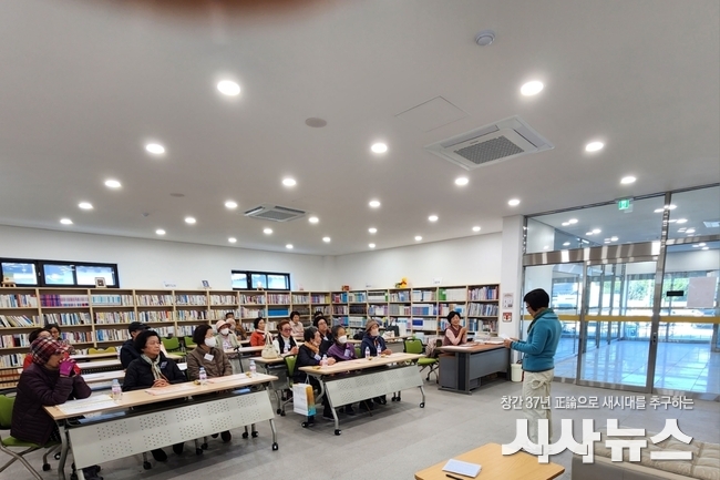 10회차 프로그램에 대해 설명하고 있는 모습과 프로그램에 참여하는 학생들의 단체 사진이다.